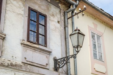 Petrovaradin Kalesi 'nin varoşlarında harap olmuş eski bir ev. Petrovaradin Kalesi 'nin varoşlarındaki eski bir evin camları kırılmış..