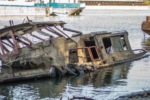 Novi Sad 'daki Tuna Nehri kıyısında terk edilmiş eski bir tanker enkazı bulundu..