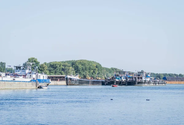 Tanques Ancorados Rio Danúbio Petrovaradin Perto Cidade Novi Sad — Fotografia de Stock