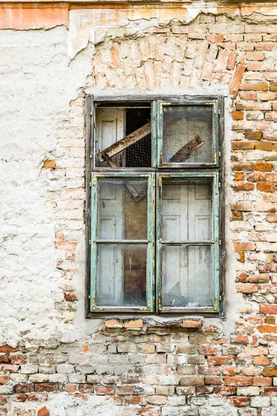 Petrovaradin Kalesi 'nin varoşlarında harap olmuş eski bir ev. Petrovaradin Kalesi 'nin varoşlarındaki eski bir evin camları kırılmış..