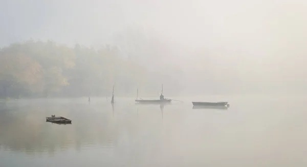 Panorama Étang Recouvert Épais Brouillard — Photo