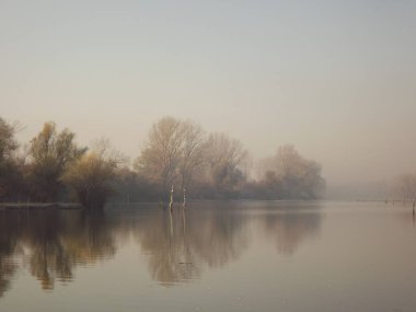 Novi Sad, Sırbistan - Aralık 04. 2013: Sırbistan 'ın Novi Sad kenti yakınlarındaki Tuna Nehri' nin kolları üzerinde gün batımı