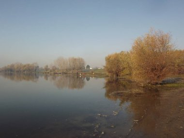 Novi Sad, Sırbistan - Aralık 04. 2013: Sırbistan 'ın Novi Sad kenti yakınlarındaki Tuna Nehri' nin kolları üzerinde gün batımı