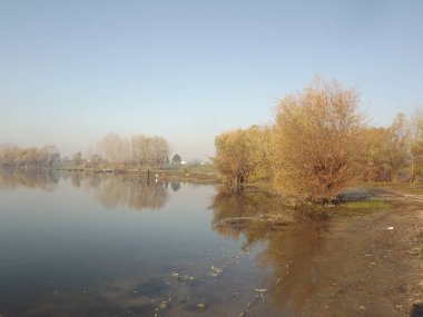 Novi Sad, Sırbistan - Aralık 04. 2013: Sırbistan 'ın Novi Sad kenti yakınlarındaki Tuna Nehri' nin kolları üzerinde gün batımı