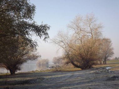 Novi Sad, Sırbistan - Aralık 04. 2013: Sırbistan 'ın Novi Sad kenti yakınlarındaki Tuna Nehri' nin kolları üzerinde gün batımı
