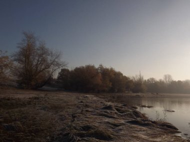 Novi Sad, Sırbistan - Aralık 04. 2013: Sırbistan 'ın Novi Sad kenti yakınlarındaki Tuna Nehri' nin kolları üzerinde gün batımı