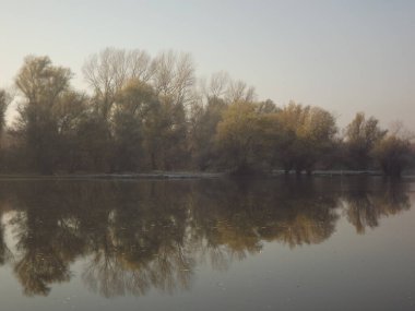 Novi Sad, Sırbistan - Aralık 04. 2013: Sırbistan 'ın Novi Sad kenti yakınlarındaki Tuna Nehri' nin kolları üzerinde gün batımı