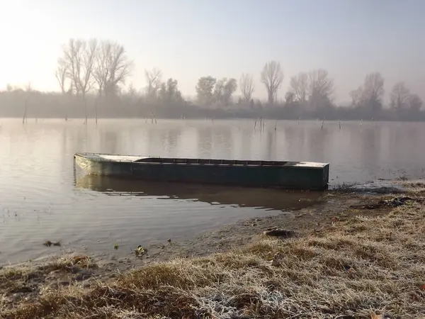 Ξεχασμένο Αλιευτικό Σκάφος Στον Παραπόταμο Του Δούναβη Κοντά Στο Νόβι — Φωτογραφία Αρχείου