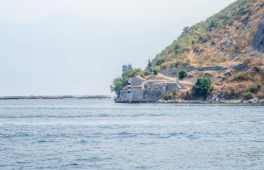 Herceg Novi, Karadağ - 23 Ağustos 2021: Denizden Kotor Körfezi, Karadağ 'a giriş.