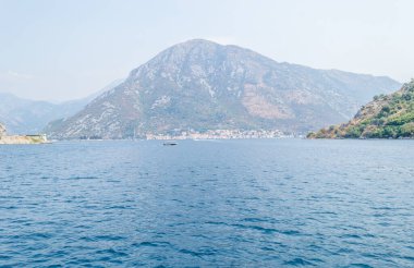 Herceg Novi, Karadağ - 23 Ağustos 2021: Denizden Kotor Körfezi, Karadağ 'a giriş.