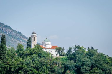 Herceg Novi, Karadağ - 23 Ağustos 2021: Denizden Kotor Körfezi, Kamenari (Herceg Novi) Karadağ 'a giriş.