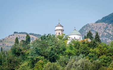 Herceg Novi, Karadağ - 23 Ağustos 2021: Denizden Kotor Körfezi, Kamenari (Herceg Novi) Karadağ 'a giriş.