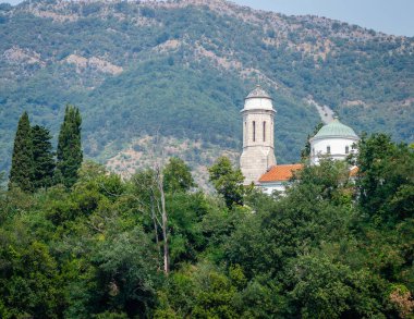 Herceg Novi, Karadağ - 23 Ağustos 2021: Denizden Kotor Körfezi, Kamenari (Herceg Novi) Karadağ 'a giriş.