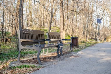 Sırbistan 'ın Novi Sad kenti yakınlarındaki Sremska Kamenica kentindeki şehir parkında gezinti güvertesine tahta banklar kuruldu.