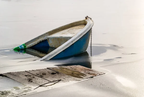 Bateau Pêche Immergé Dans Eau Gelée — Photo