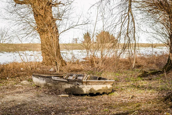 Dřevěné Čluny Zapomenuté Zamrzlé Vodě Rybníka — Stock fotografie