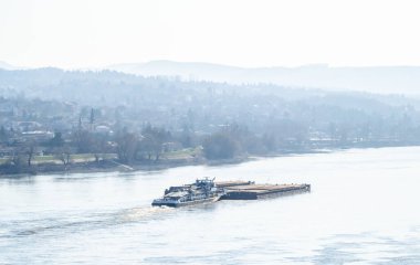 Novi Sad 'daki Tuna Nehri üzerinde hareket eden bir tanker..