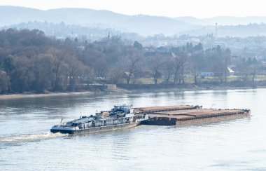 Novi Sad 'daki Tuna Nehri üzerinde hareket eden bir tanker..