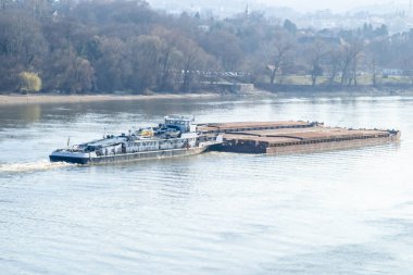 Novi Sad 'daki Tuna Nehri üzerinde hareket eden bir tanker..