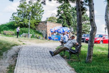 Petrovaradin, Sırbistan - 17 Temmuz. 2019: Ortaçağ Petrovaradin kalesini ziyaret edenler. Düzenleyici resim.