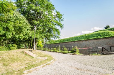 Parke taşlarından kale yolu..
