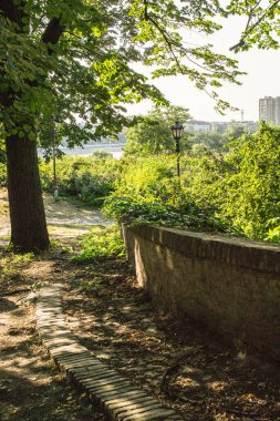 Ortaçağ Petrovaradin kalesinde yürüyüş izleri..