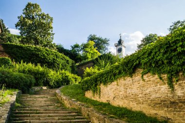 Novi Sad 'daki Tuna Nehri' nin yanındaki Petrovaradin Kale Saati 'nin manzarası.