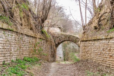 Petrovaradin Kalesi 'ndeki Savoy Prensi Eugene' in girişinin görüntüsü.
