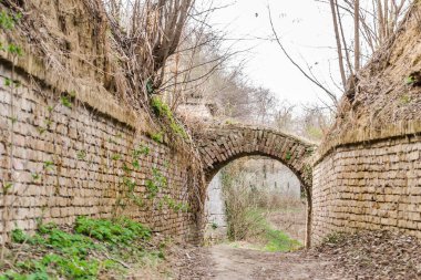 Petrovaradin Kalesi 'ndeki Savoy Prensi Eugene' in girişinin görüntüsü.