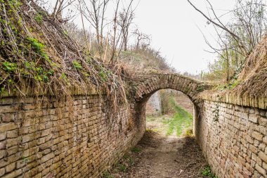 Petrovaradin Kalesi 'ndeki Savoy Prensi Eugene' in girişinin görüntüsü.
