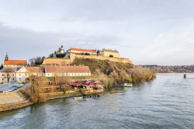 Novi Sad 'daki Tuna Nehri kıyısındaki Petrovaradin Kalesi manzarası.