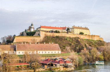 Petrovaradin kalesinin üst kısmına erişim.