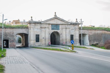 Novi Sad, Sırbistan - 16 Mart 2019: Petrovaradin, Novi Sad, Sırbistan 'daki Petrovaradin Kalesi' ndeki Belgrad Kapısı manzarası. Düzenleyici resim.