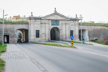 Novi Sad, Sırbistan - 16 Mart 2019: Petrovaradin, Novi Sad, Sırbistan 'daki Petrovaradin Kalesi' ndeki Belgrad Kapısı manzarası. Düzenleyici resim.