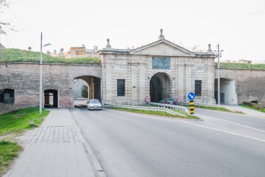 Novi Sad, Sırbistan - 16 Mart 2019: Petrovaradin, Novi Sad, Sırbistan 'daki Petrovaradin Kalesi' ndeki Belgrad Kapısı manzarası. Düzenleyici resim.