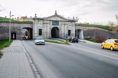 Novi Sad, Sırbistan - 16 Mart 2019: Petrovaradin, Novi Sad, Sırbistan 'daki Petrovaradin Kalesi' ndeki Belgrad Kapısı manzarası. Düzenleyici resim.