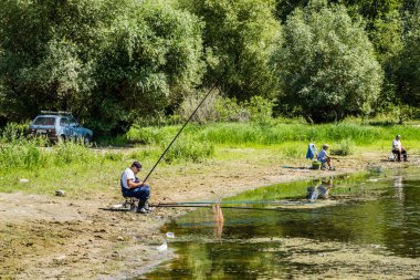 Novi Sad, Sırbistan - 17 Ağustos 2019: Spor Balıkçıları gölün kıyılarının keyfini çıkarıyorlar.