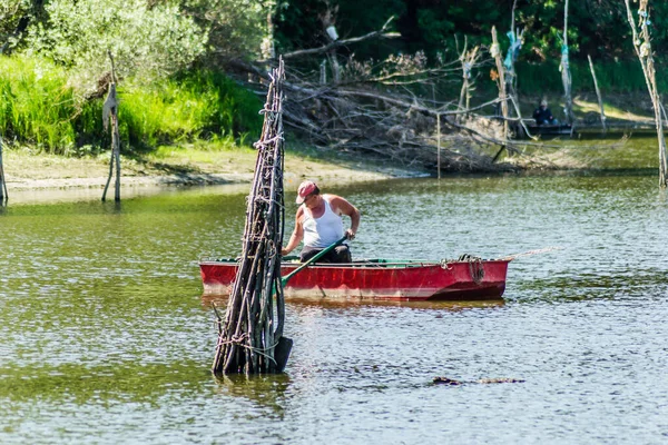 Novi Sad Sérvia Agosto 2019 Pescadores Remando Move Para Outro — Fotografia de Stock