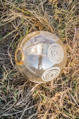 Plastik şeffaf top, beyaz dekoratif sargılarla birleştirilmiş..