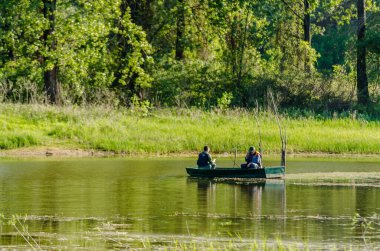 Novi Sad, Sırbistan - 17 Ağustos. 2019: Novi Sad yakınlarındaki gölde bir teknede balıkçılar