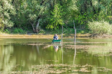 Novi Sad, Sırbistan - 17 Ağustos. 2019: Novi Sad yakınlarındaki gölde bir teknede balıkçılar