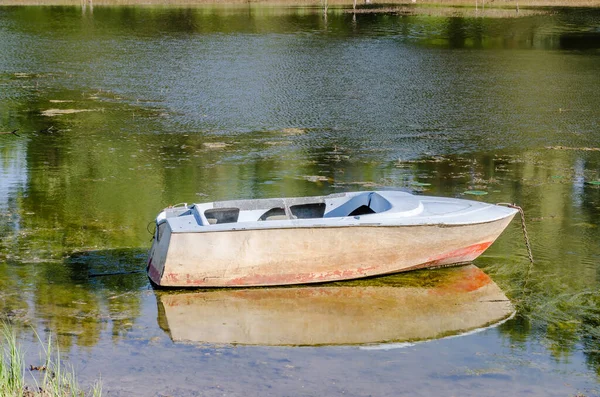 Barco Plástico Amarrado Água Pântano — Fotografia de Stock