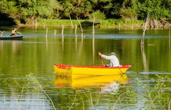 Novi Sad Sérvia Agosto 2019 Pescadores Remando Move Para Outro — Fotografia de Stock