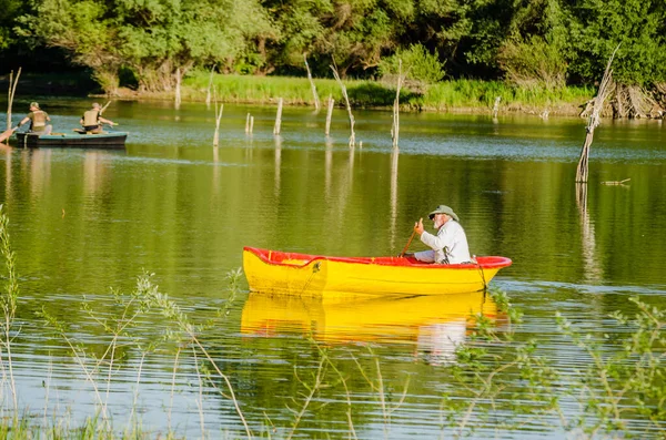 Novi Sad Sérvia Agosto 2019 Pescadores Remando Move Para Outro — Fotografia de Stock