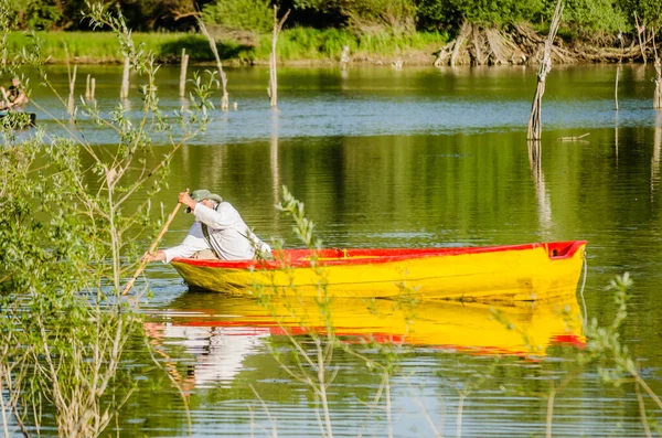 Novi Sad Sırbistan Ağustos 2019 Balıkçılar Tahta Tekneleriyle Sahilin Diğer — Stok fotoğraf