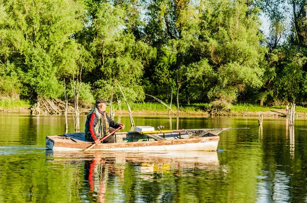 8月17日 塞尔维亚诺维萨德 2019年 渔民乘坐木船划向海岸的另一边 — 图库照片