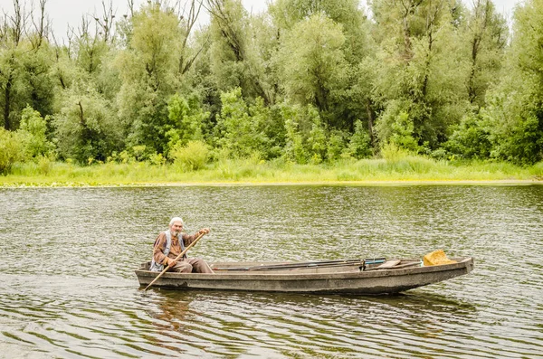 Een Sportvisser Rijdt Een Vijver Een Houten Boot Met Behulp — Stockfoto