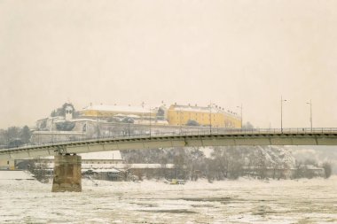 Sırbistan 'ın Novi Sad kentindeki donmuş Tuna nehrindeki buzlar kırıldı. Donmuş Tuna Nehri 'ndeki buzlar kırıldı. .