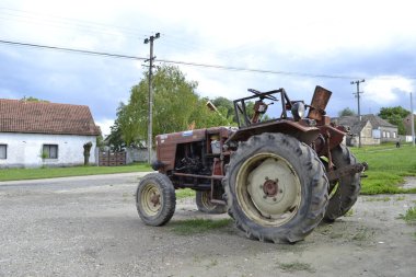 Köyde karavanı olan eski bir tarım traktörü..