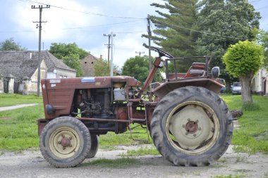 Köyde karavanı olan eski bir tarım traktörü..